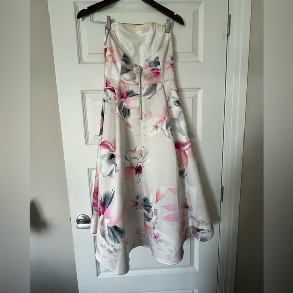 Beautiful LIPSY floral dress size 6 - Picture 2 of 3